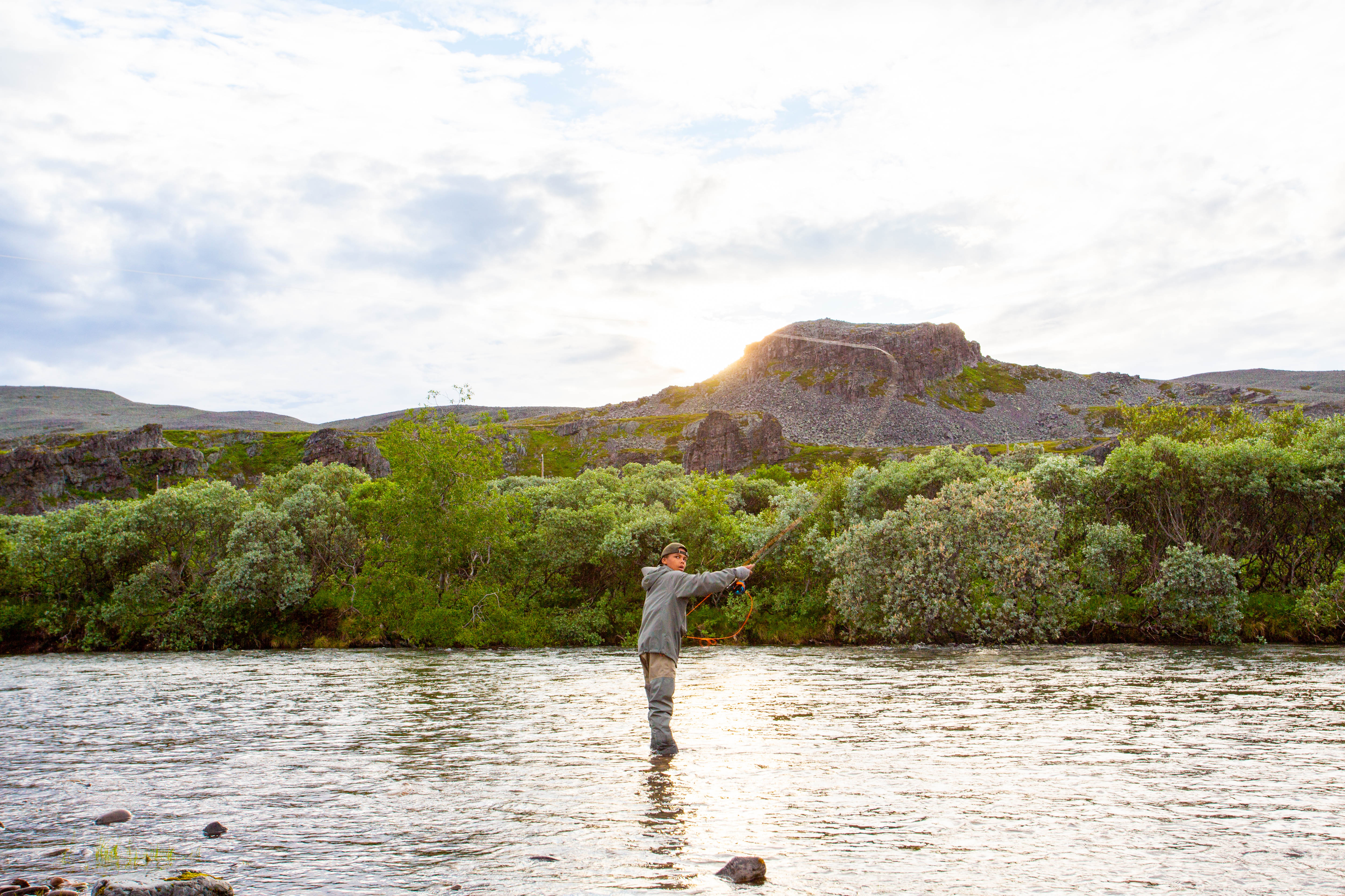 Ung fisker i Sandfjordelva