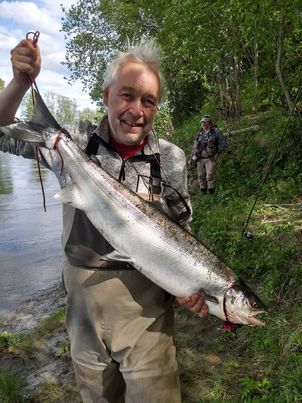 Laks tatt på flomstor elv 2. juni, på Slungård