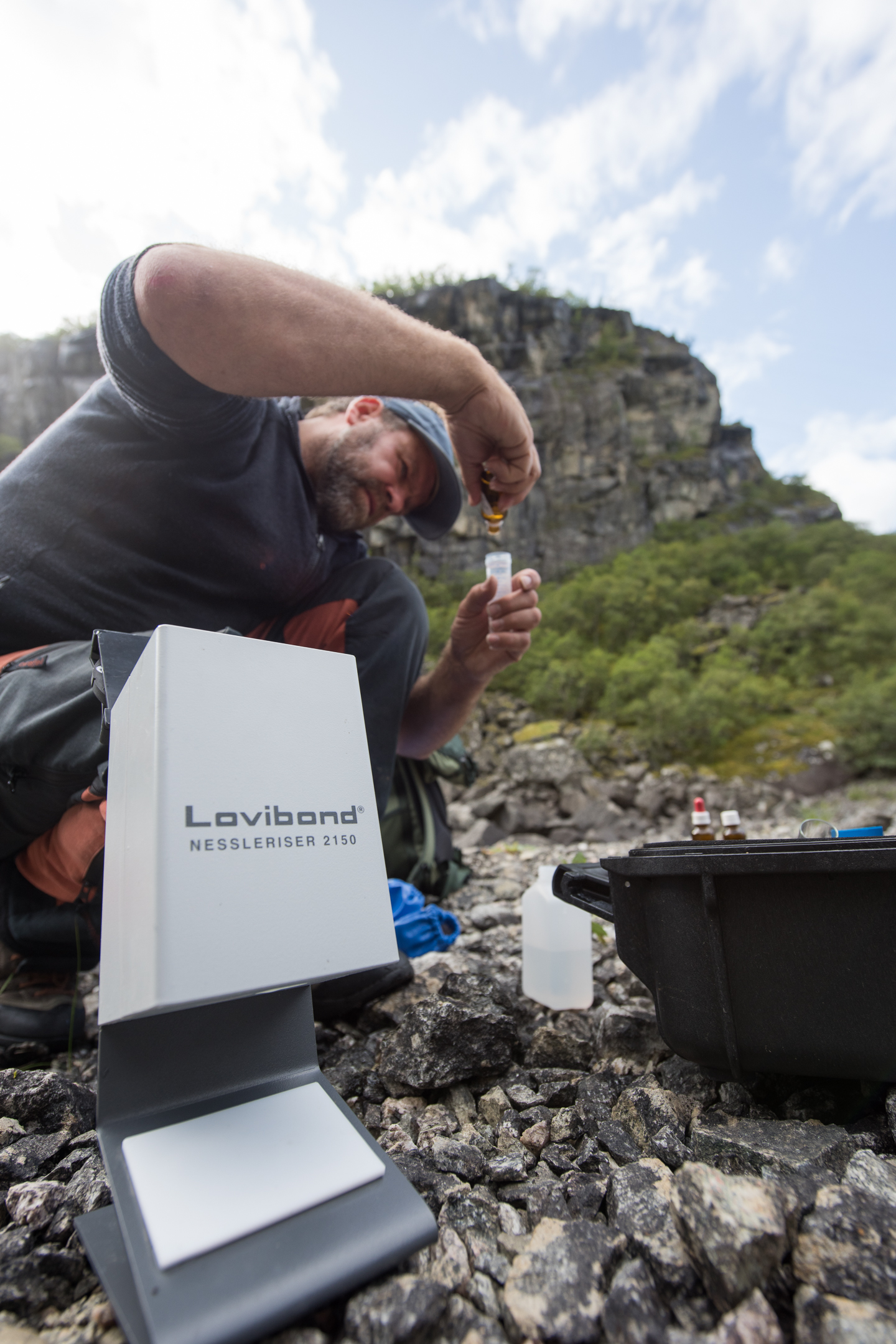 Pål Adolfsen (Veterinærinstituttet) sjekker (....). Foto_Anders Gjørwad Hagen