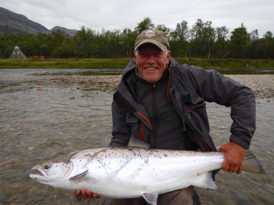 Denne laksen er 103 centimeter, og veid i veienett til 14,2 kilo. Det er en helt utrolig kondisjon, og viser at de tradisjonelle lengde/vektskalaene ofte sprenges her i Lakselva. Foto: Olderø Fly Fishing Lodge. 