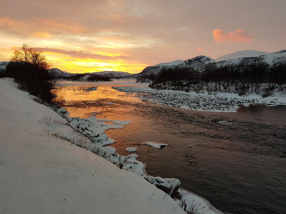 Som dere ser, er dette bildet tatt rett nedenfor Nedrevannsbrekket. Nedrevann har allerede vært dekket med is en stund, og elva er også i ferd med å fryse helt over nå. Med 10 minusgrader, hadde man nok slitt med is i stangringene i dag…