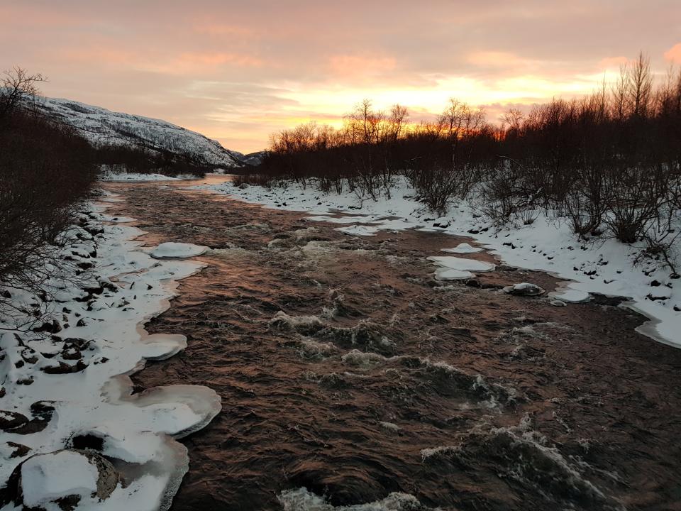Vannstanden er lav i vinterhalvåret, og lavere blir den utover. Her ser dere stryket ved hengebrua i Pikkulompola.