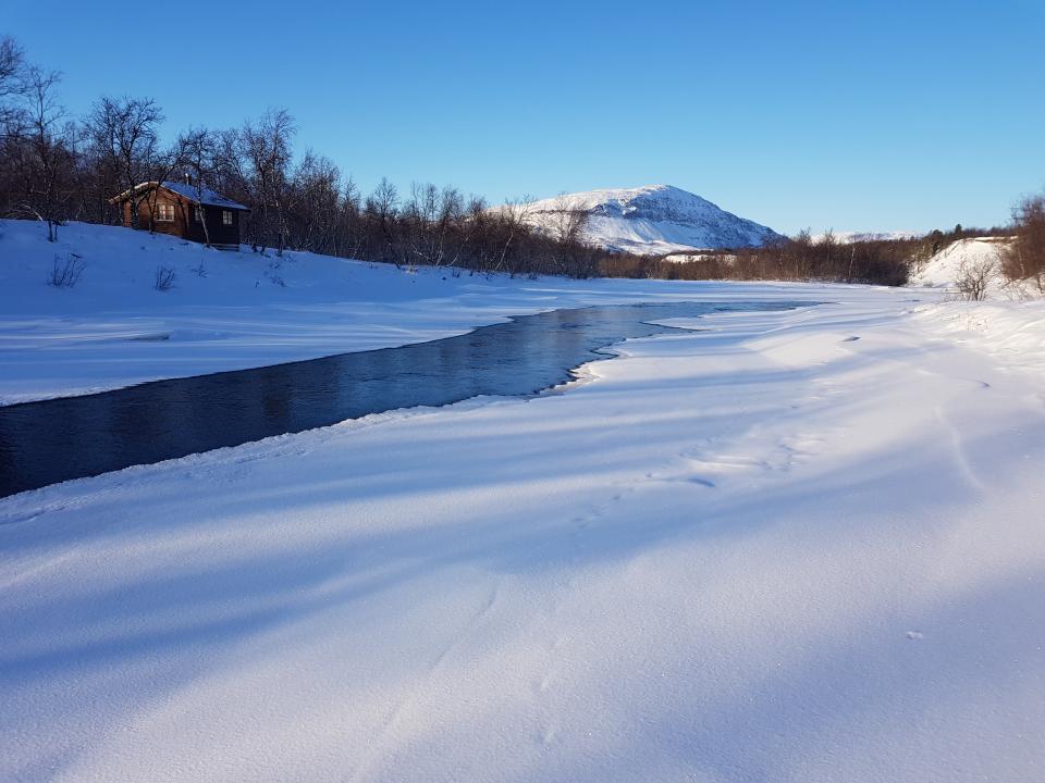 Vannstandsmåleren i Skoganvarre viser snaue 5 kubikkmeter nå. Da renner det sakte også gjennom Pikkulompola.