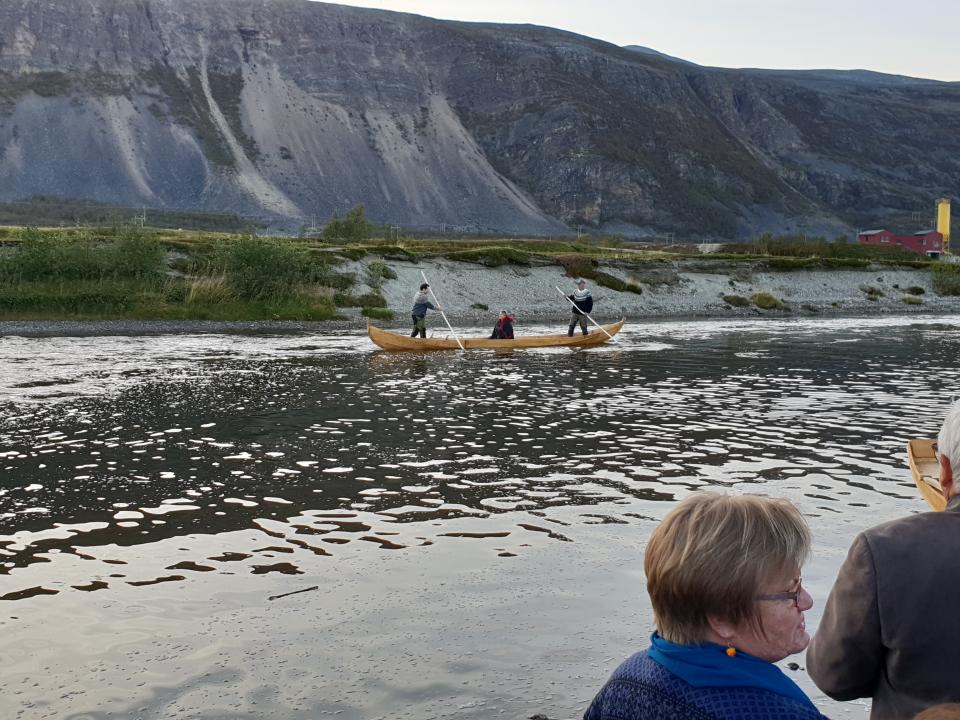 Ordfører Aina Borch på jomfrutur i lag med Øyvind og Dagfinn Lindbäck i båten som ble laget til Porsanger Museum. Denne båten er forøvrig en kopi av den eldste båten de klarte å kartlegge i prosjektet.