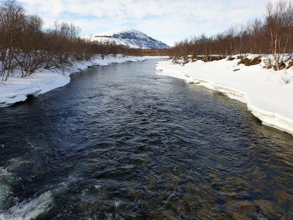 Når midnattssola farger Meardevarre guloransje, er det få utsikter som slår den fra hengebrua i Pikkulompola, men det er neimen ikke ille å stå her på den her tida heller.