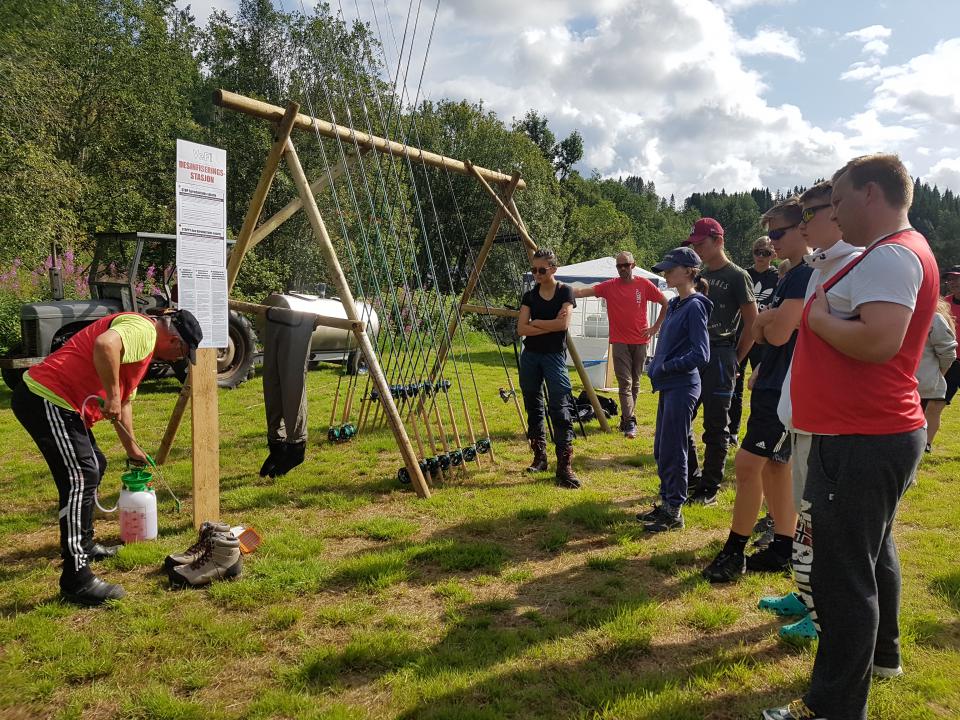 Instruktørene på campen demonstrerer desinfisering av fiskeutstyr. 