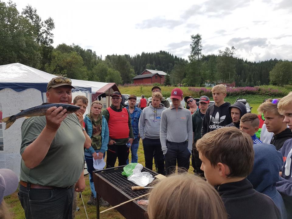 All laks og sjøørret ble det tatt skjellprøve av. Her får deltakerne innføring av Lars i hvordan og hvorfor dette gjøres. 