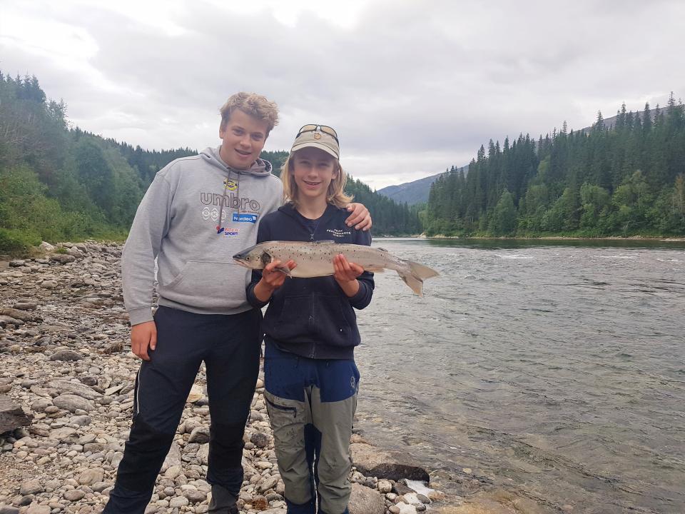 Noah fikk denne flotte villaksen på 2,3 kg på flue. Her sammen med kompisen Iver, som kom sammen fra Bodø for å delta på Camp Villaks i Vefsna 2019.