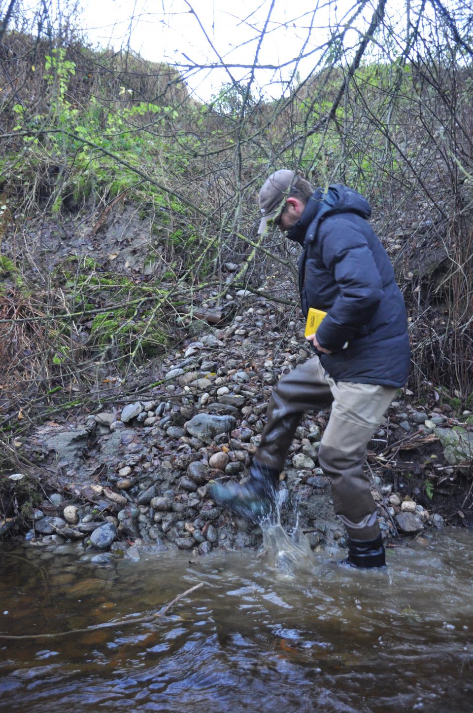 Åkerstein tippet ned i bekkeskråninger er vanlig mange steder. Dette er rund naturstein, som mange bekker mangler etter tidligere utgrøftinger og endringer. Slike steiner gjør seg best i bekken, og ikke på land! Med noen enkle spark/grep gjør Morten en innsats for fisken.