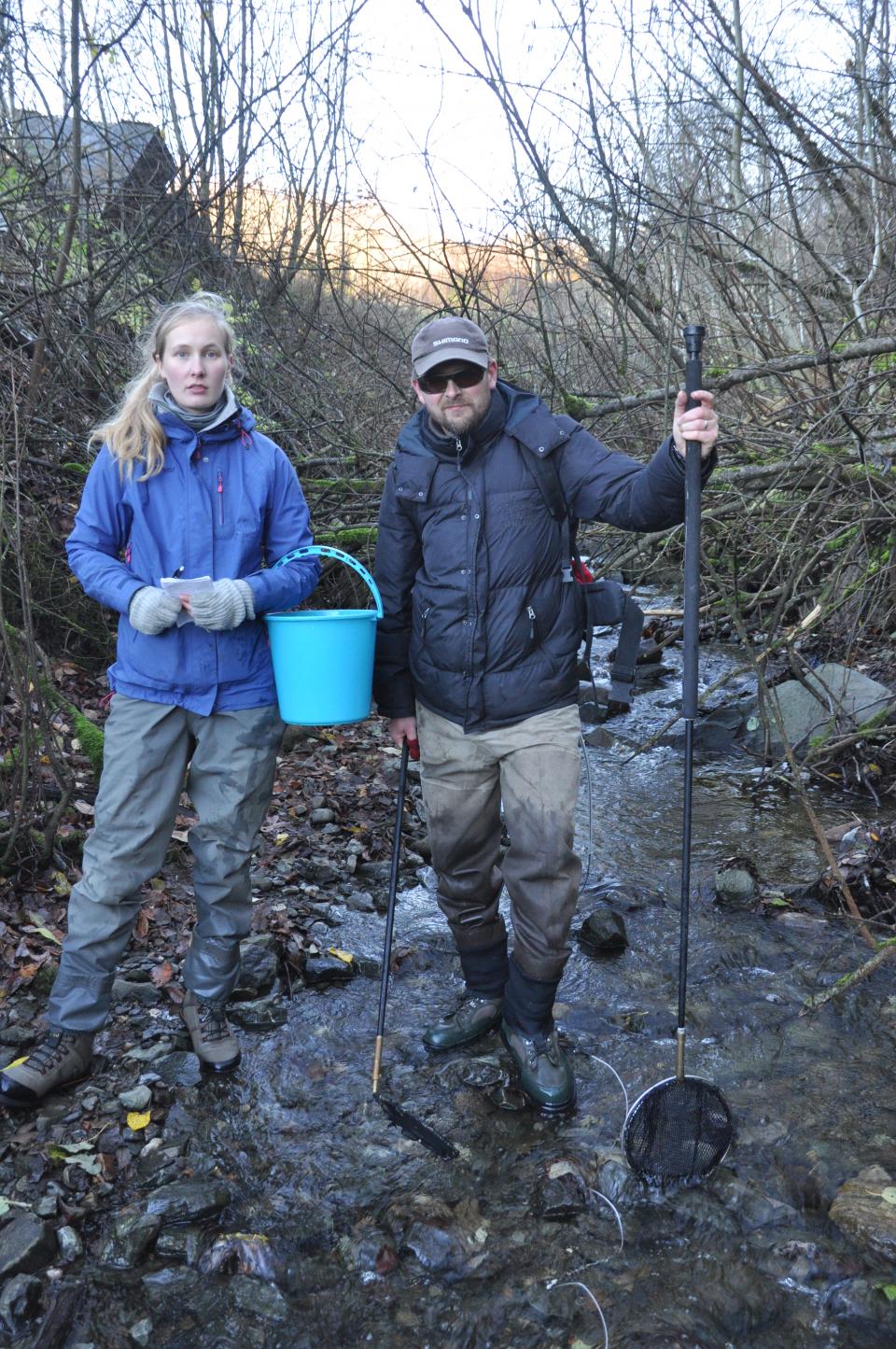  El-fiske over og under kulverten ga svar på om fisken passerer. Å legge ny kulvert/bro er det beste, men det koster. Man kan legge opp noen steiner i nedkant av kulpen slik at den blir dypere samt ta bort steinene nærmest røret slik at fisken kan tas sats nærmere røret. Men selv om fisken (til slutt, og på rett vannstand) klarer å ta seg gjennom slike rør, kan den få skrubbskader på buken og dødelige soppangrep. 