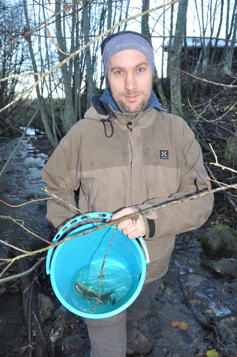 Grunneier Øyvind Sandbakk på Sundby fikk se fisk i bekken sin for første gang. Årets yngel (6-7 cm lang) og en fjorårsfisk, fanget under el-fiske i kulpen under kulverten. Grunneierne er nøkkelpersoner når man setter i gang med mindre fysiske tiltak, da man trenger deres og fylkesmannens tillatelse.