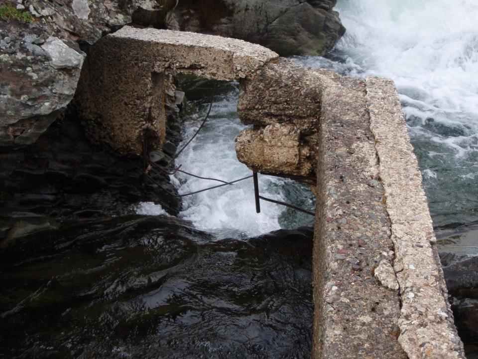 En laksetrapp med åpent armeringsjern som kan skade en hoppende fisk. Her er det skummelt å ferdes.