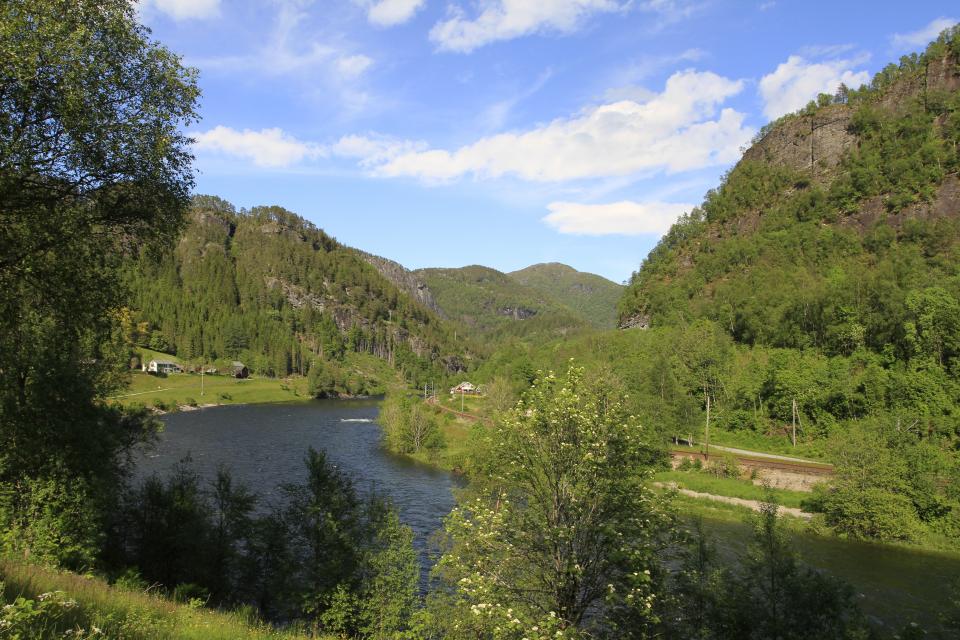Utsikt oppover Bolstadelva fra øverst i Langhølen og oppover mot Rongahølen.