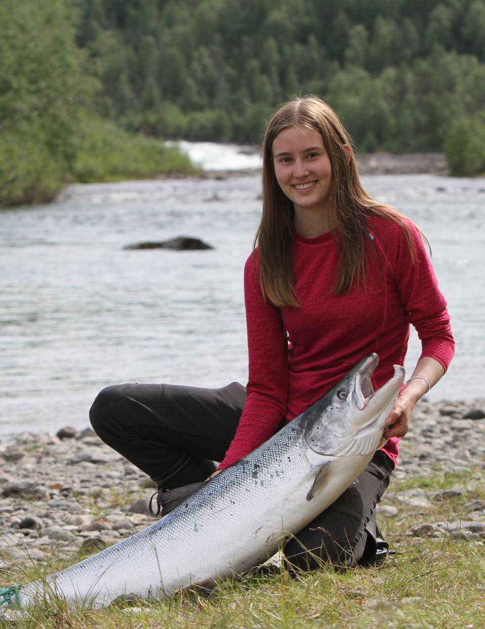 Jenter kan også fiske laks! Flott fangst under årets Camp Villaks i Målselv 2018, 17,4 kg og årets største camp-laks. Foto Steinar Holen