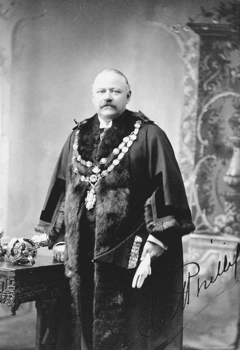 Første gongen Lort Phillips kom til Norge var i 1886, da han reiste til Nordmøre for å fiske laks i Driva. Etterkvart tilbrakte han og kona kvar sommar på Nordmøre — siste gongen så seint som i 1937. Kilde: Wiki.