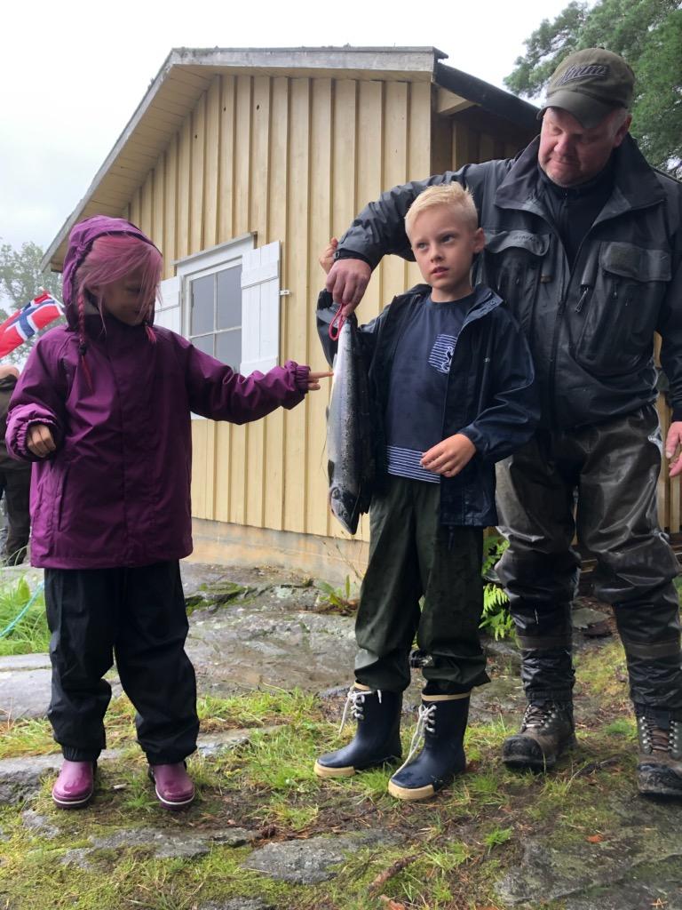 Fangst for den yngste rekrutten! Foto Nils Olav Gjone