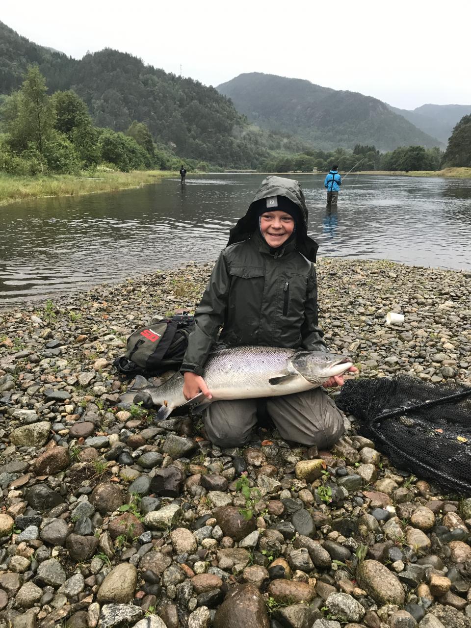 Norske Lakseelver ønsker flere slike opplevelser, som denne fra Camp Villaks i Suldalslågen. Rekruttering av nye sportsfiskere sikrer en framtidig god forvaltning av laksebestandene.