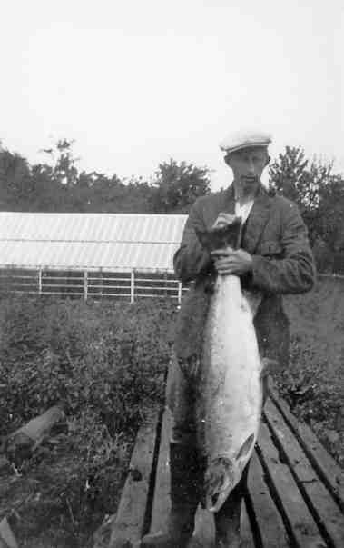 Olaf Jensen avbildet med 18-kilos laxen (1932).