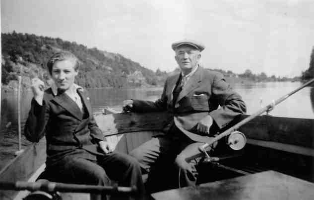 John Nielsen (nevø av fru Rasmussen) fisker sammen med N.C. Rasmussen (t.h.) i 1948. I bakgrunnen skimtes Kokleheia, og like utenfor høyre billedkant skimtes den gamle vedbua på Eg.