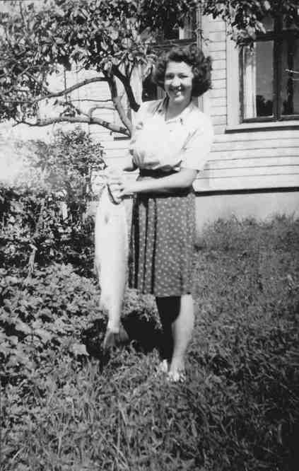 Ynvild Skogstad (f. Rasmussen) med en nygått 8-kilos lax (1948).