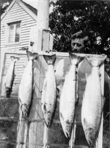  Fin dagsfangst fra Otra – 1928. Per Georg Jensen med sjøaure (3 kg), og laxer : 6 kg, 8 kg, 12 kg og 18 kg. 