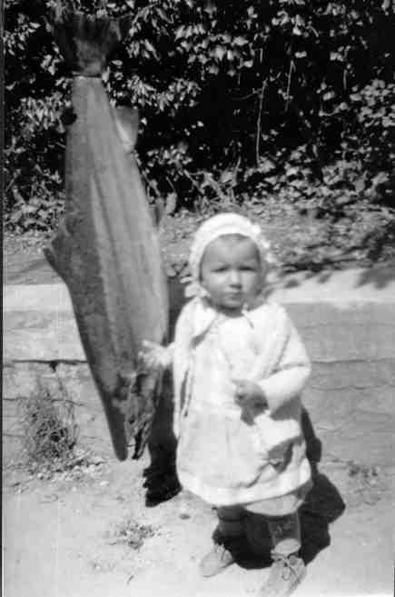  Yngvild Skogstad med storlax på 18,5 kg (1928).