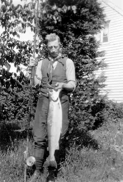  Olaf Jensen med ”smålax” ca. 1930. Solid fiskeutstyr med den populære Devon spinneren i enden av snøret.
