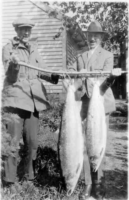Olav Tellefsen (t.v.) og Per Georg Jensen med to lax på henholdsvis 24 og 16 kg.