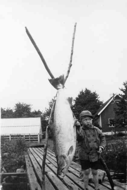 Rudolph Johansen avbildet med en 18-kilos Otra lax. 