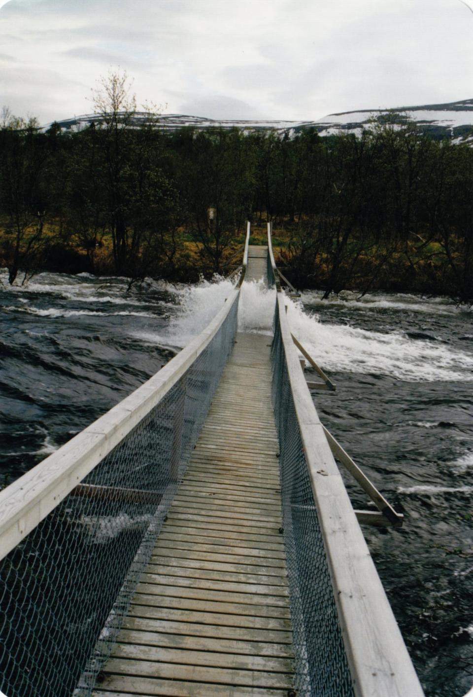 Hengebrua i sone 3 fikk hard medfart, og den ble vel såvidt jeg kan huske å ha hørt snurret rundt (Foto: Jan Emil Heimdal).