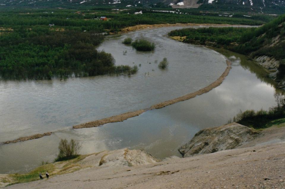 Forbygningen på Sandmelen ble ferdigstilt dette året, og selv om elva går bred og har mye areal og fordele seg på, flommer den langt over sine bredder (Foto: Jan Emil Heimdal).
