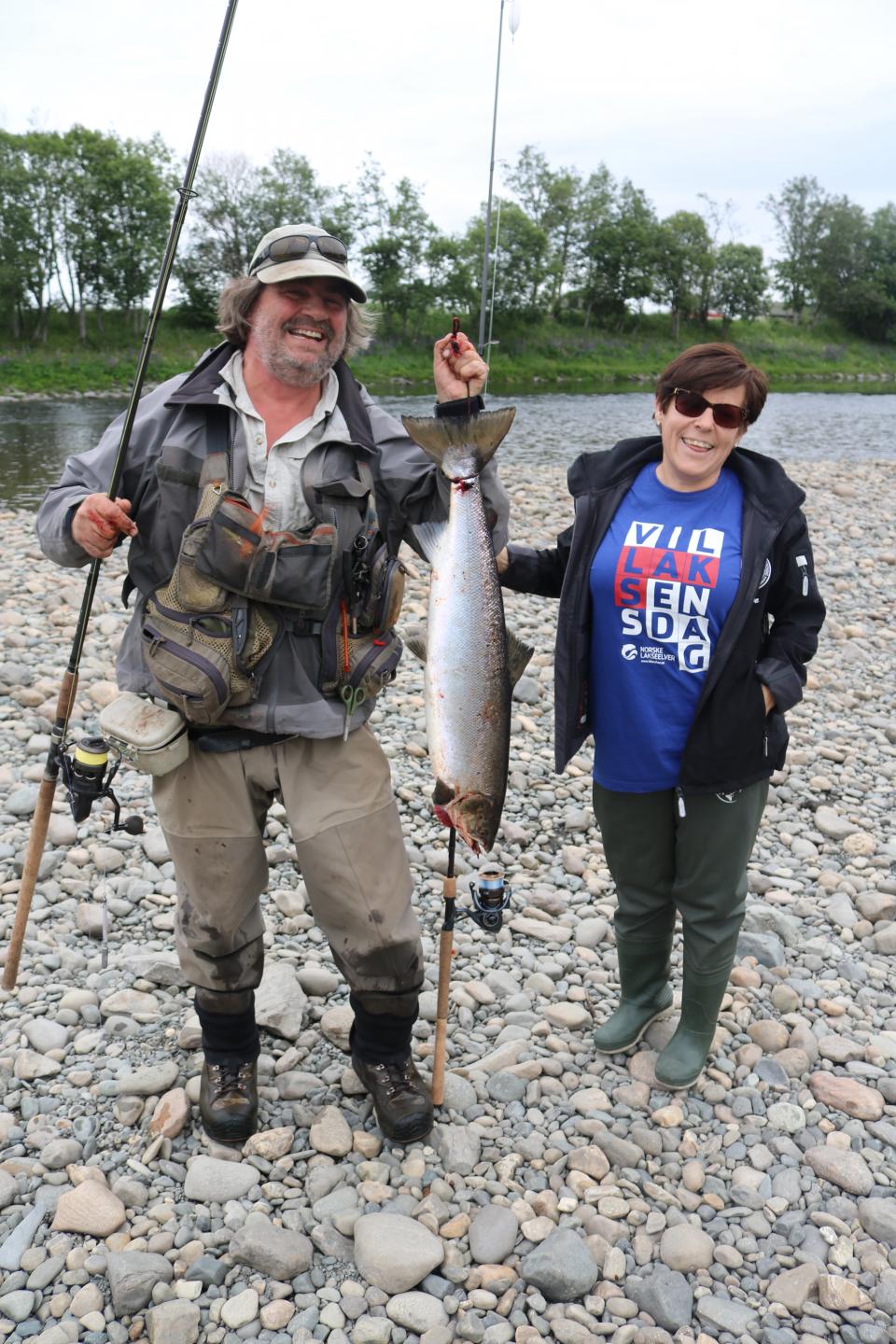 Finn Jørgen Solberg og Tove Skaget fra SJFF med laks på 5,7 kg