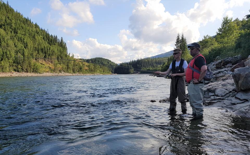 Det var veldig mange gode instruktører som dukket opp for å guide og veilede deltakerne. Her får Stian instruksjon av John Arne, på Ramnåga.