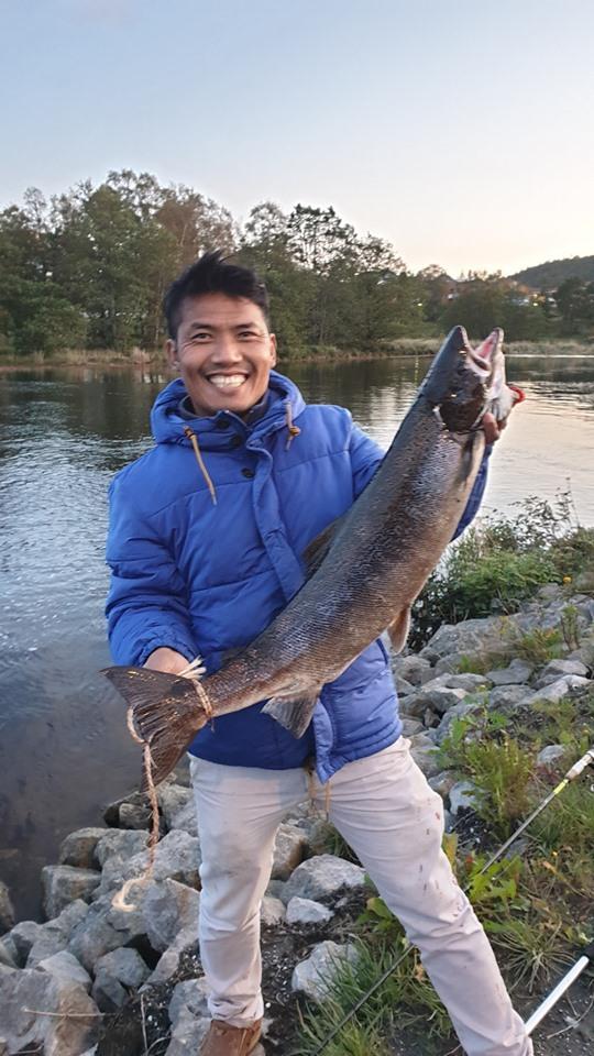 Stolt fisker, med laks som har stått i elva noen dager.