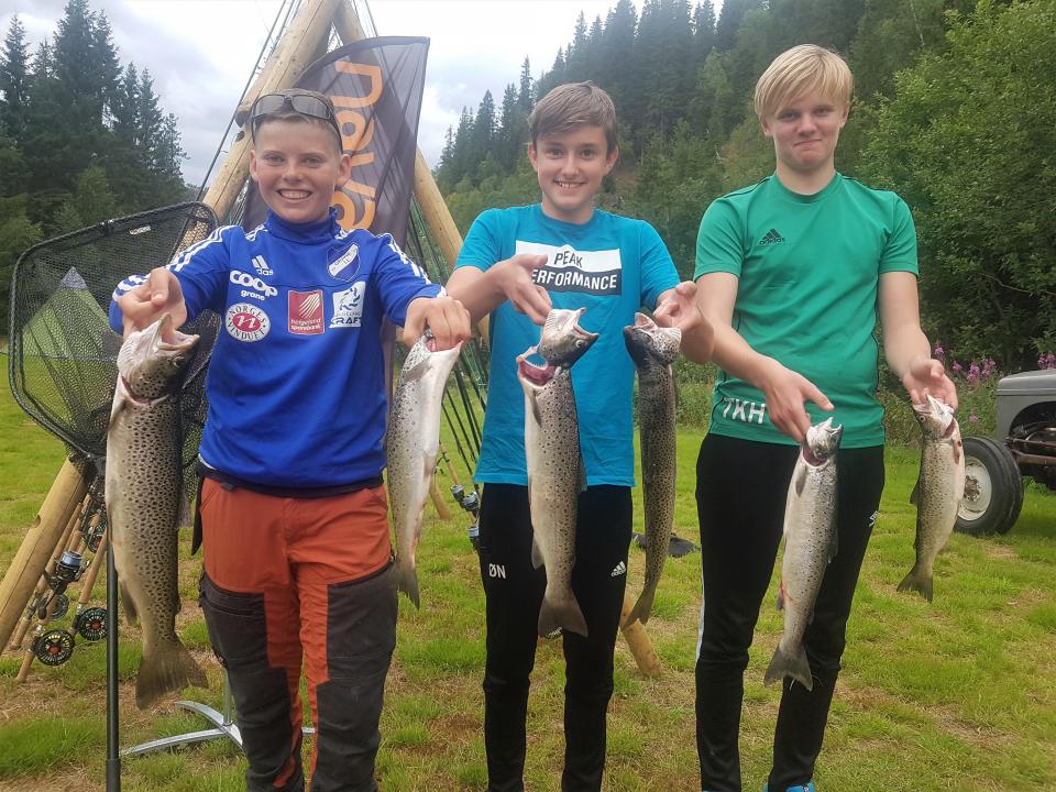 Det ble tatt flere sjøørreter og smålaks fra båt både lørdag og søndag, på vald 1 og 3. Elias, Ørjan og Tobias er meget fornøyd!