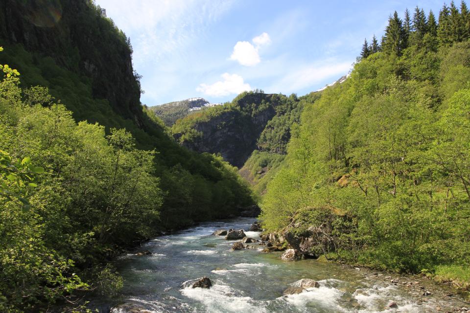 Sivlesøy går på høyre side oppover. Helt øverst på platået skimtes hotellet på Stalheim. 