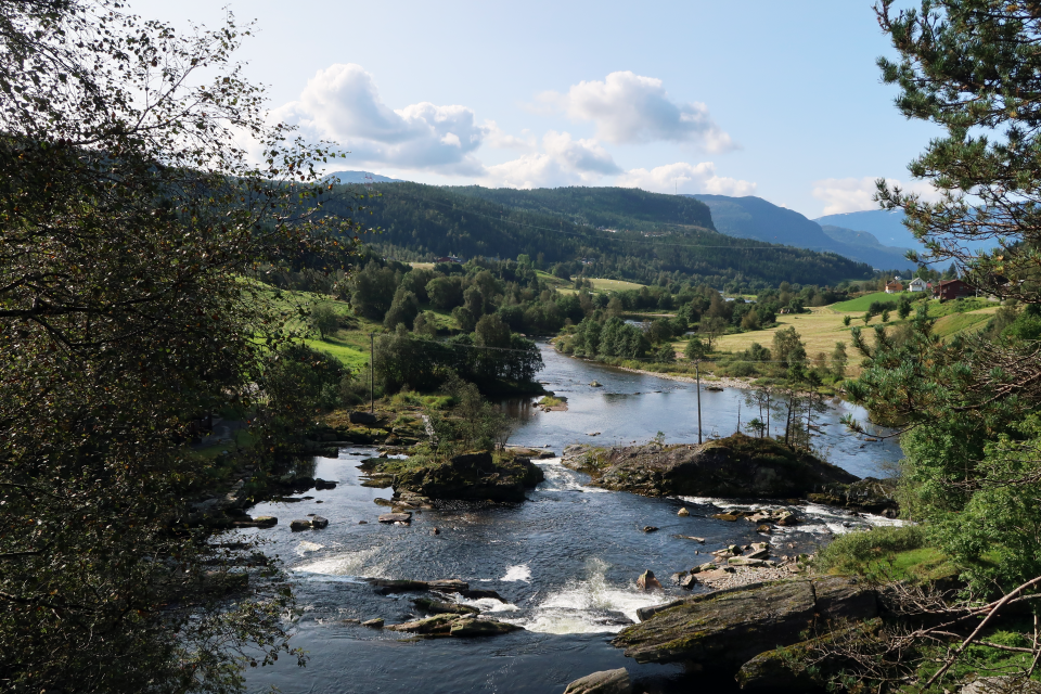Hovefossen er en flott fiskeplass. Valdet er delt i en sone på oversiden av fossen og en på nedsiden. I selve fossen er det laksetrapp.