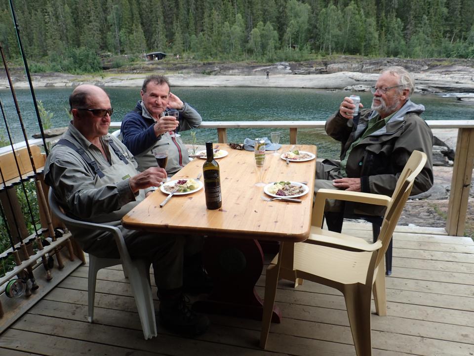 Laksefiske er også god mat og vin og de gode historiene
