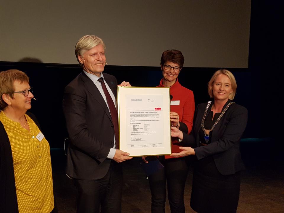 Spesialinspektør Inger Mette Hogstad i Mattilsynet, Klima- og miljøminister Ola Elvestuen, fylkesmann Rigmor Brøste og ordfører i Rauma, Yvonne Wold.