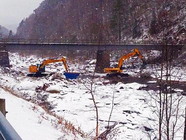 Riving av dårlig fungerende laksetrapp under Klevelandsbroa i 2016 i forbindelse med Miljødesign prosjektet hvor man ”restaurerte” elvestrekningen. Foto: Svein Arild Strædet