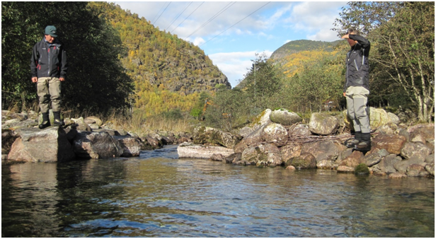 Åpen grøft som leder vann i sideløpet ved klekkeribekken i Aurland. Vannføringen dimensjoneres av tverrsnittet i innløpet. Hele inntaket er tilgjengelig og enkelt å vedlikeholde, samt at det er passerbart for fisk og gir habitatareal. En slik utforming gir lignende vannføringsdynamikk i sideløpet som i hovedløpet.  