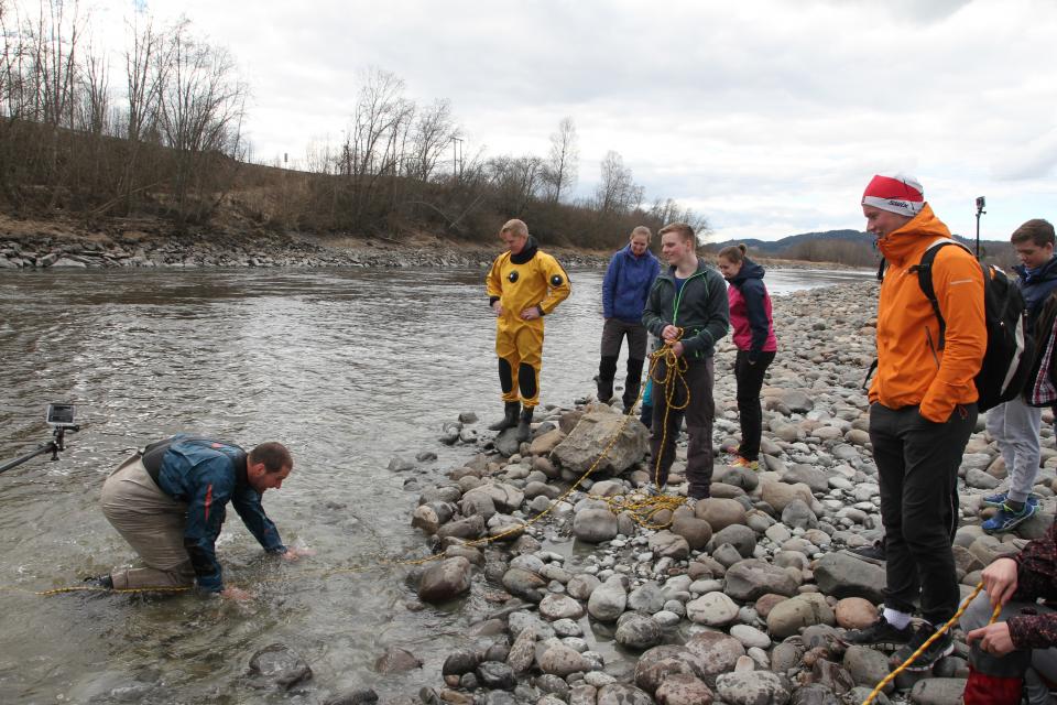 Med vadere fulle av vann, er det nesten umulig å svømme i vannet. Bruk vadebelte - og aller helst et vadebelte med en livline på, slik at du kan hjelpe kameraten din om ulykken skulle være ute.