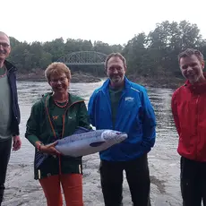 VV Numedalslågen 14 08 2021 - gruppebilde av politikere ved Holmfoss - god stemning.jpg