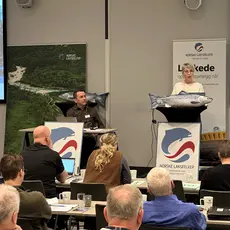 Ragnhild Brennslett på talerstolen under landsmøtet i Norske Lakseelver