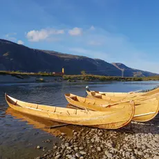 Her er de fem båtene som ble laget i prosjektet. Det er ingen tvil om at dette er skikkelig håndverk, og samtidig en viktig del av den kvenske kulturarven i Lakselvdalen.