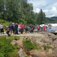 Spenningen er til å ta og føle på når storlaksen går ned mot fossen. Vi mistet den senere. Foto Espen Nordstrand
