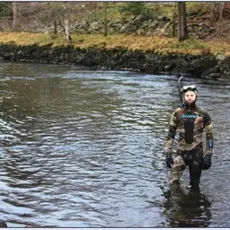 Forskarar på besøk i elva
