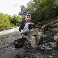 Ellen Marie Hagevik med laks