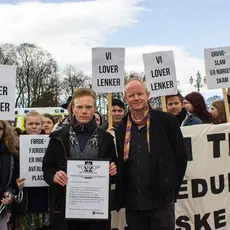 Demonstrasjon foran Slottet mot dumpingen i Førdefjorden.