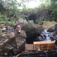 Justering av en av trappene i Kjeksebekken